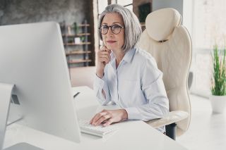 Foto: Computer und Frau
