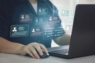 Foto: Person bei Laptop