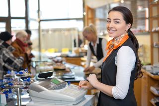 Foto: Frau bei Registrierkasse