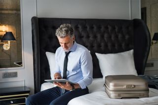 Foto: Mann auf Bett