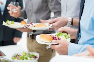 Foto: Personen mit Essen