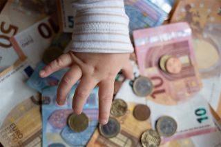 Foto: Baby Hand und Geld